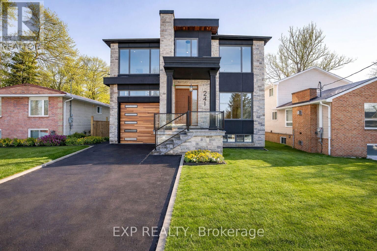 Property Photo:  241 Parkway Avenue  ON L4P 2W1 