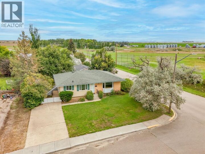 Property Photo:  418 3 Avenue East  AB T0K 0G0 