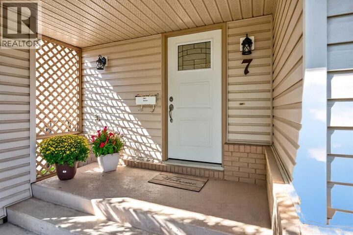 Property Photo:  7 Woodbrook Way Southwest  AB T2W 4J7 