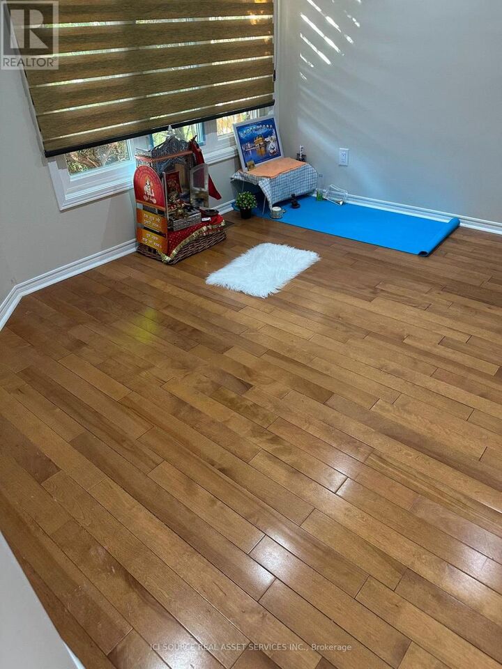 Property Photo:  16 Brownridge Court Main Fl  ON L6W 4L5 