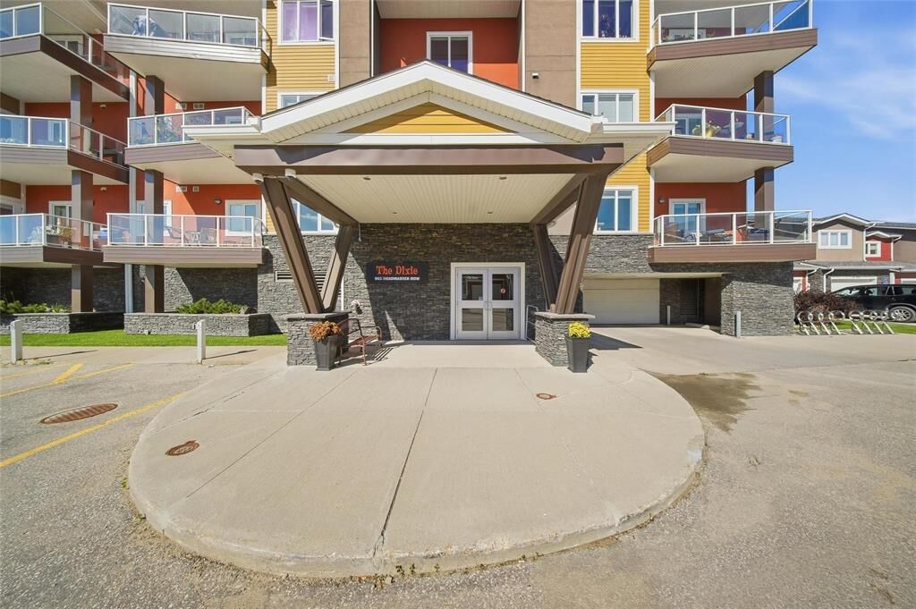 Property Photo: 902 Headmaster Row MB R2G 4K6