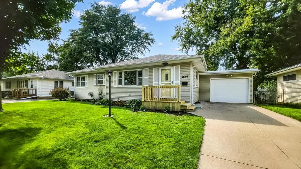 Property Photo:  1654 N 25th St  IA 50501 