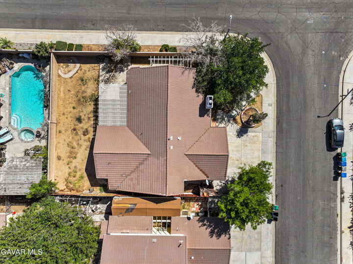 Property Photo: 2427 Oakcrest Avenue CA 93550