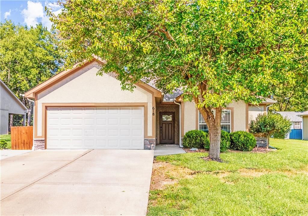 Property Photo:  618 NW Walnut Street  MO 64029 