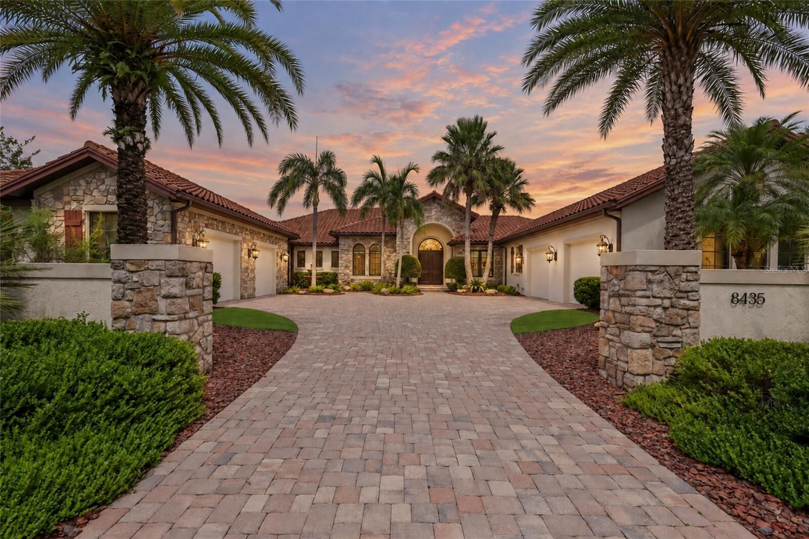 Property Photo: 8435 Lindrick Lane FL 34202