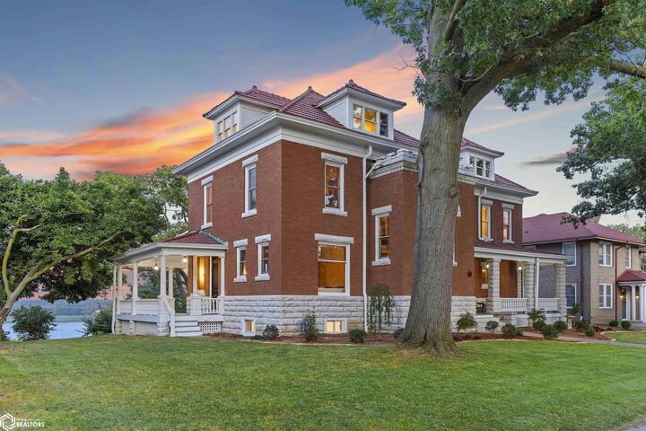 Property Photo: 729 Grand Avenue IA 52632