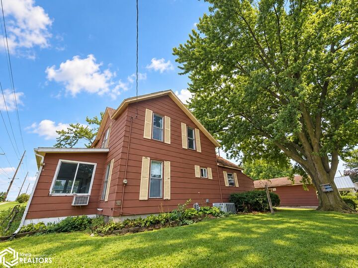 Property Photo:  916 Center Street  IA 52211 
