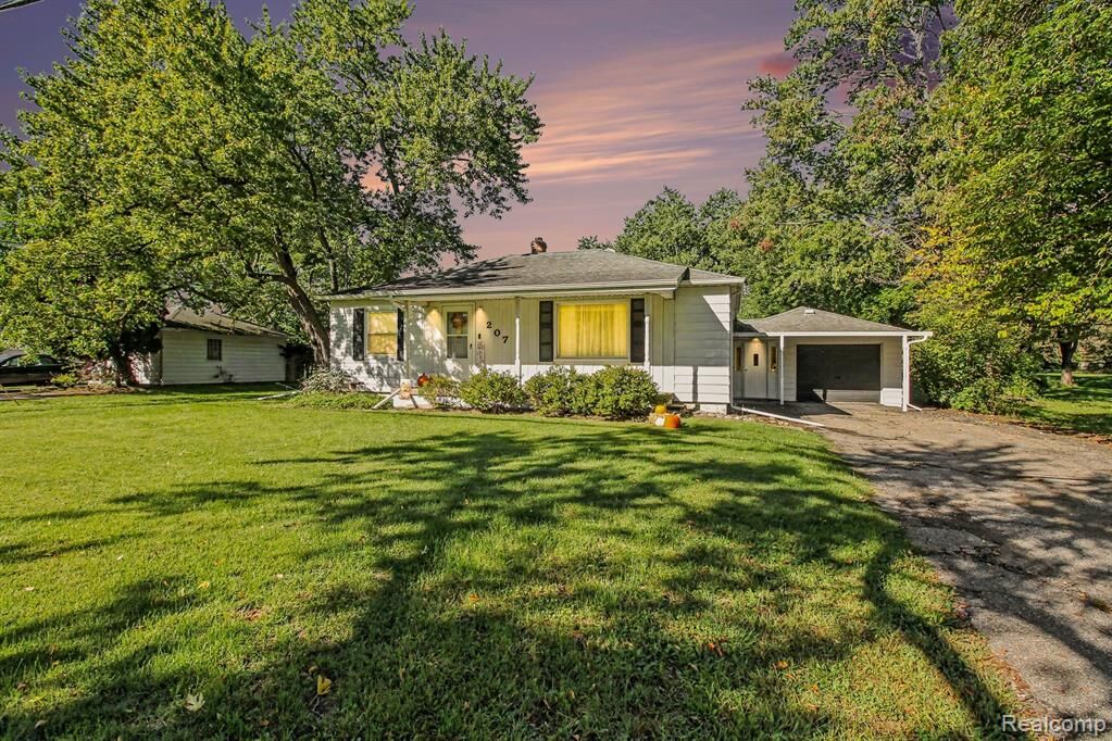 Property Photo:  207 N Elms Road  MI 48433 1829 