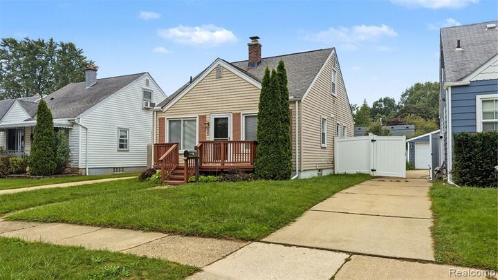 Property Photo:  425 N Minerva Avenue  MI 48067 2318 
