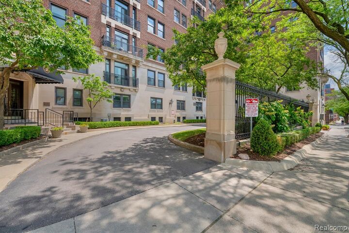 Property Photo:  2900 Jefferson A602  MI 48207 