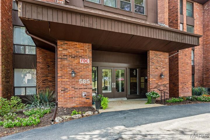 Property Photo: 585 Coeur De Royale Drive 306 MO 63141