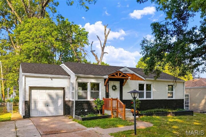 Property Photo:  10501 Hoyt Drive  MO 63137 
