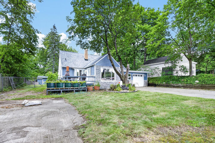 Property Photo:  1202 Pinehurst Boulevard  MI 49006 
