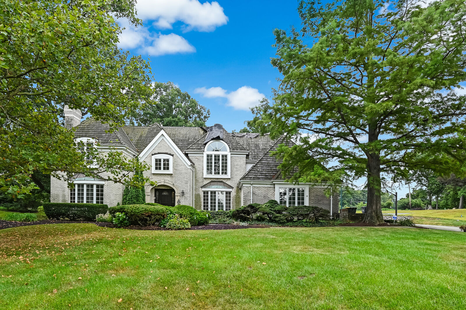 Property Photo: 1711 Midwest Club Parkway IL 60523