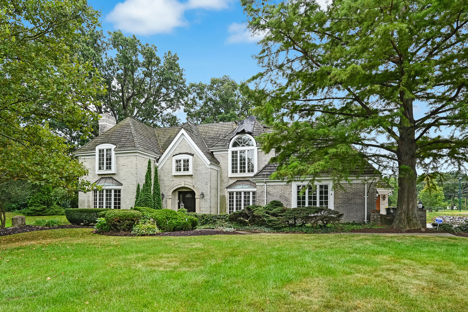 Property Photo: 1711 Midwest Club Parkway IL 60523