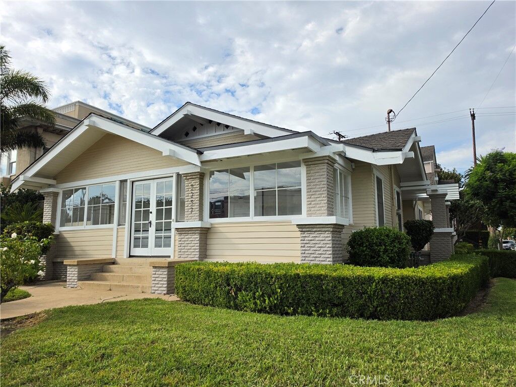 Property Photo:  3237 E Broadway  CA 90803 