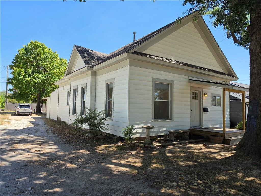 Property Photo:  413 S Wright Street  AR 72761 