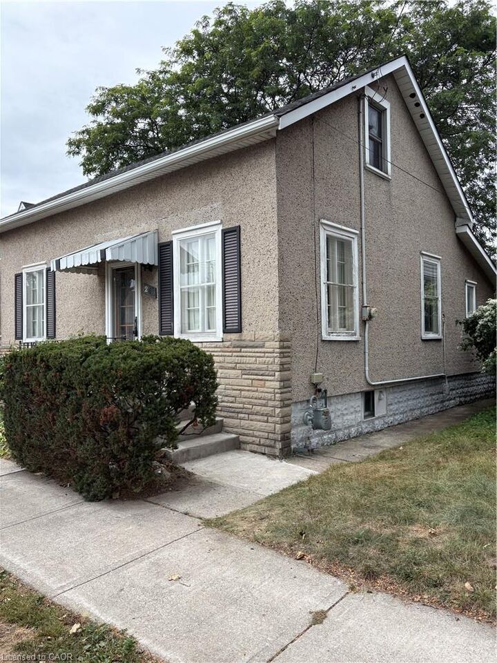 Property Photo:  206 Kenilworth Avenue S  ON L8K 2T4 