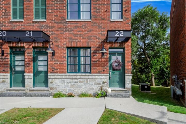 Property Photo:  290 Barton Street W 22  ON L8R 3P3 