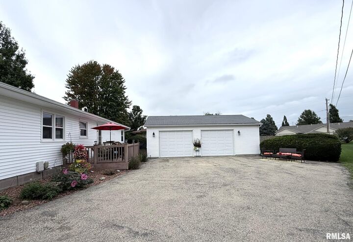 Property Photo: 1111 Parkview Road IL 61401
