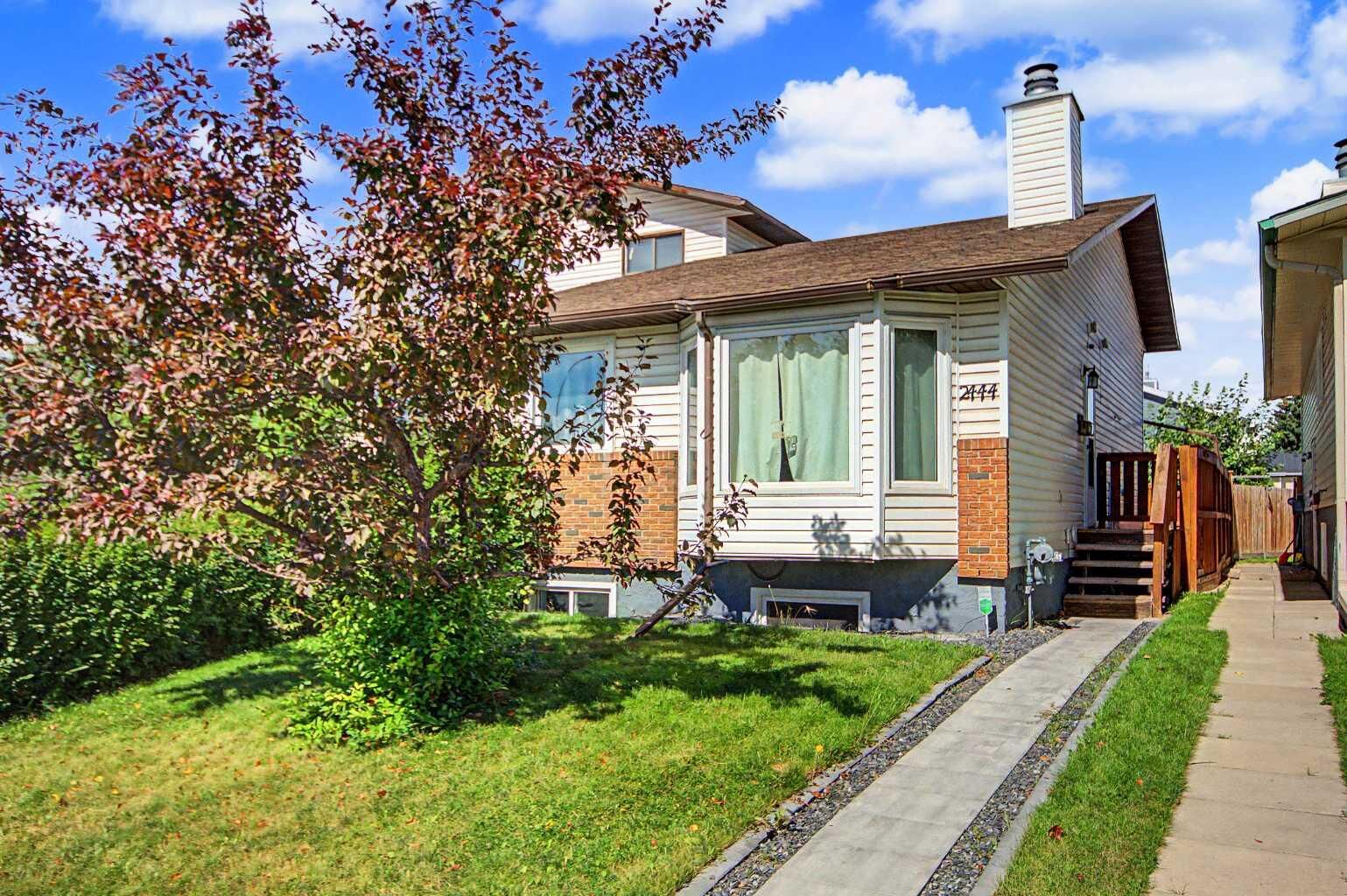 Property Photo:  2444 Woodview Drive SW  AB T2W 4X7 