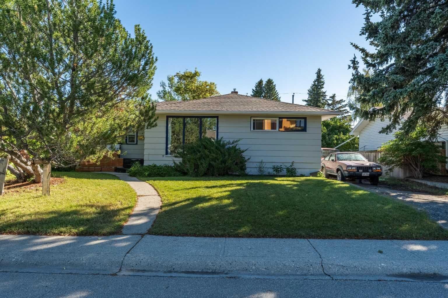 Property Photo:  11 Winchester Crescent SW  AB T3C 2T9 