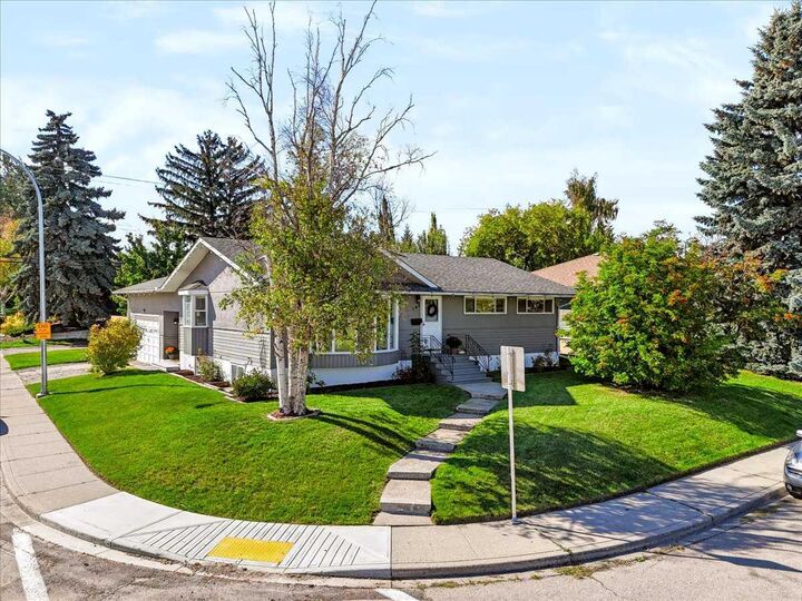 Property Photo:  103 Grafton Drive SW  AB T3E 4W4 