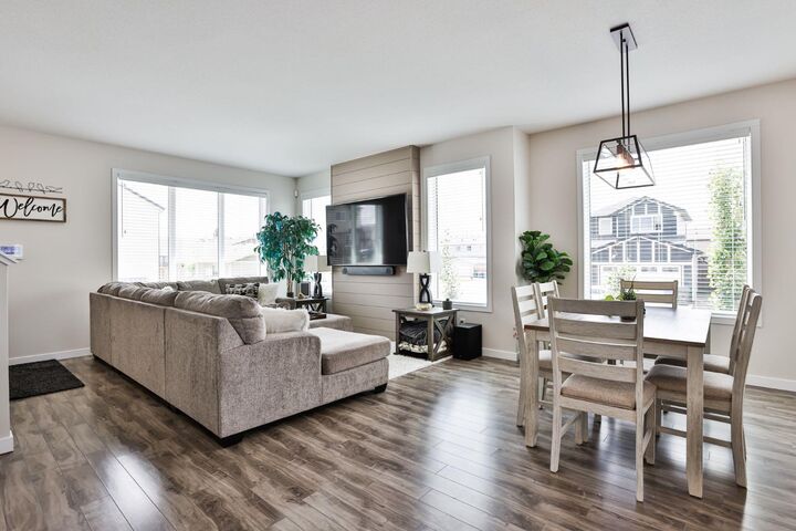 Property Photo:  963 40 Avenue N  AB T1H 7G9 