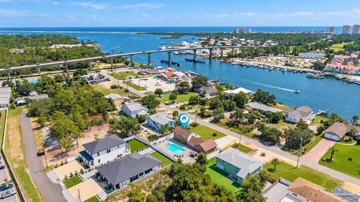 Property Photo: 13622 Canal Dr FL 32507