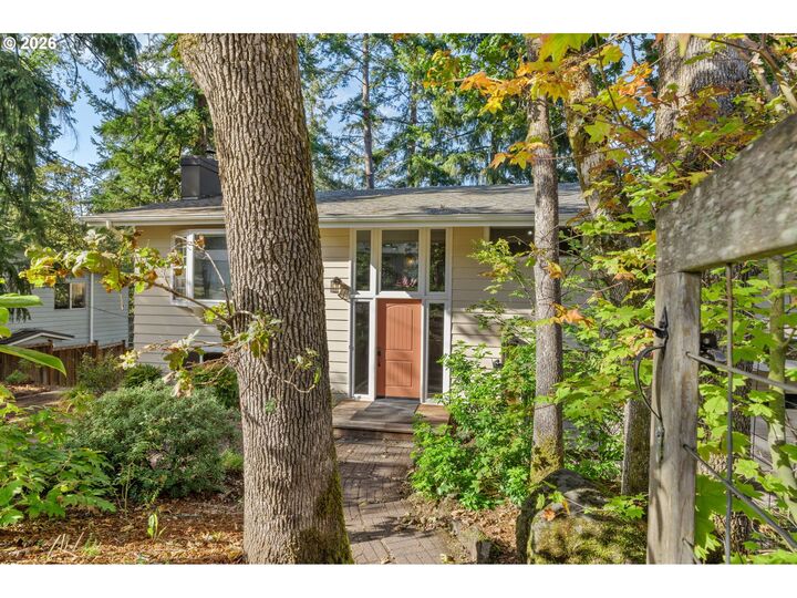Property Photo: 105 W 35th Pl OR 97405