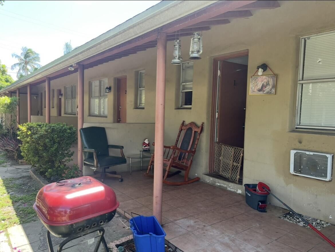 Property Photo: 1840 Taft Street 1-5 FL 33020