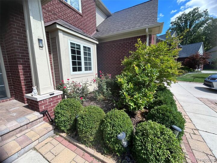 Property Photo:  1713 Maplewood Court  MI 48085 