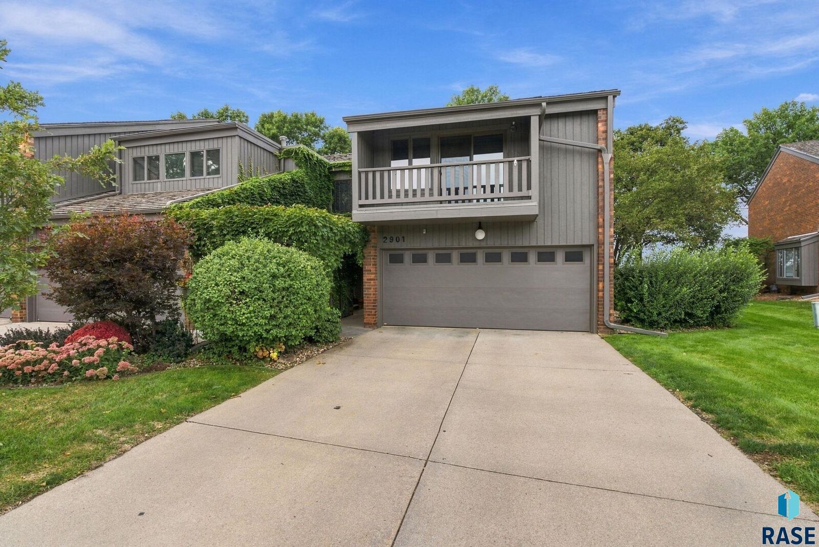 Property Photo: 2901 S Ridgeview Way SD 57105