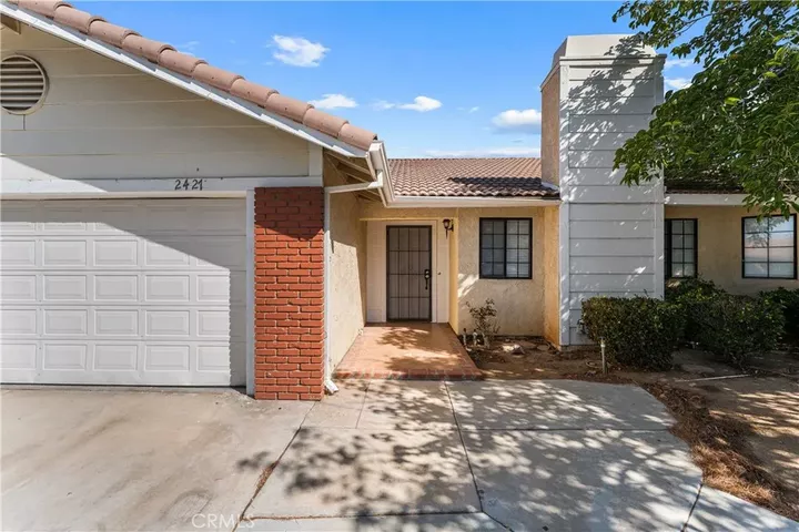 Property Photo: 2427 Oakcrest CA 93550