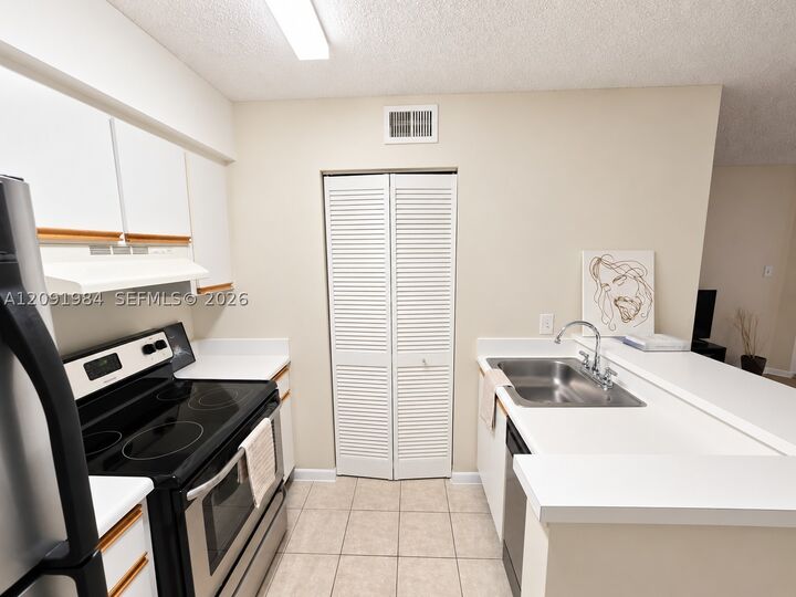 Property Photo: 620 S Park Rd 25-2 FL 33021