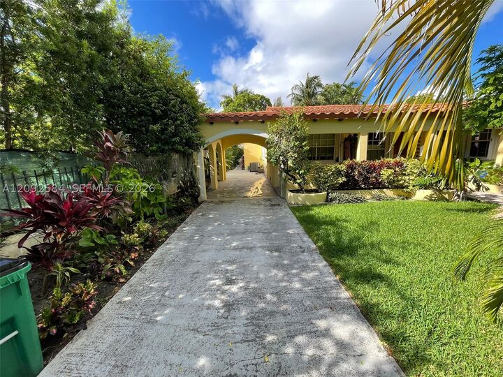 Property Photo: 1018 W 47th St 1 FL 33140