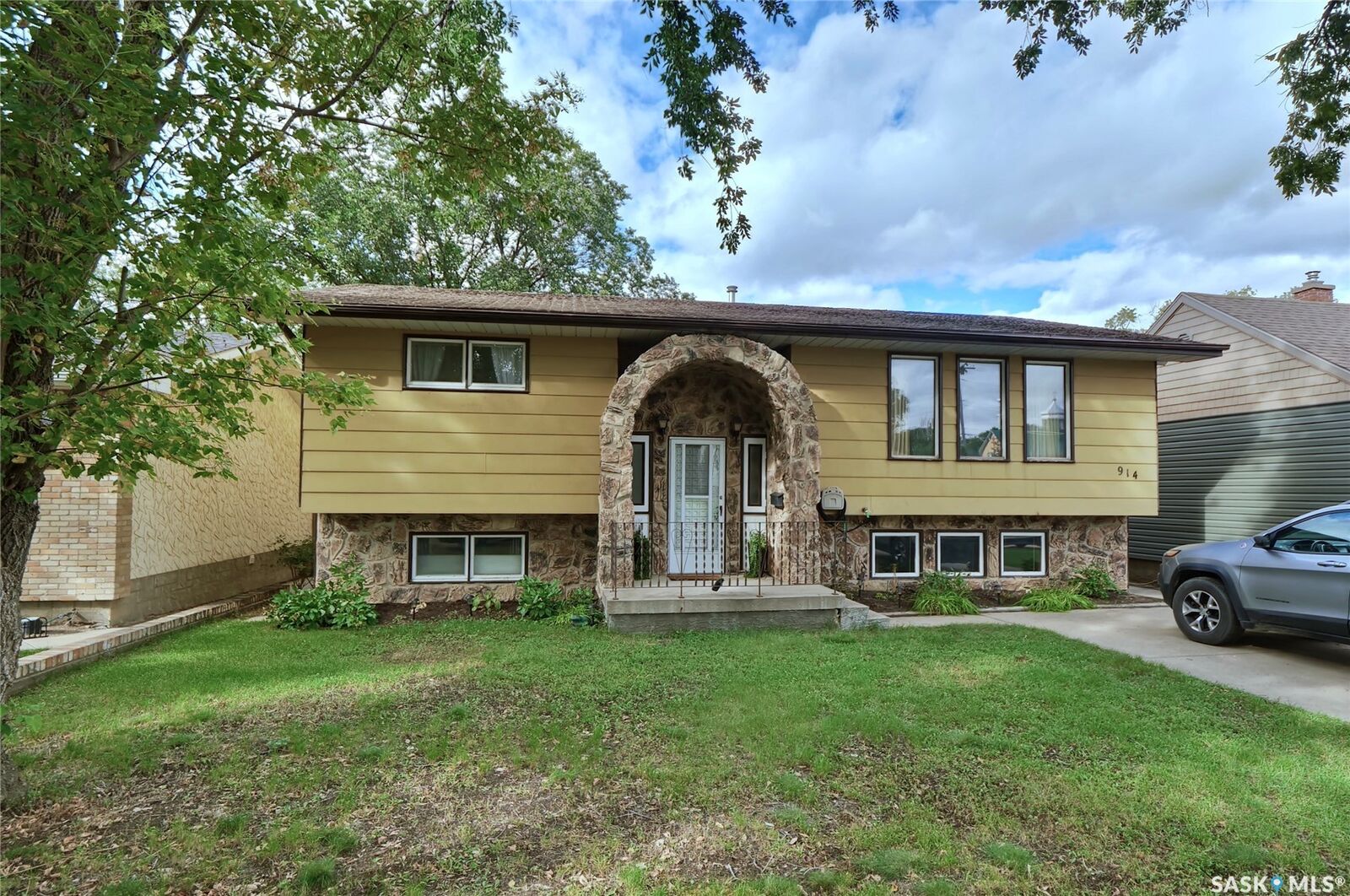 Property Photo:  914 Duffield Street W  SK S6H 5J9 