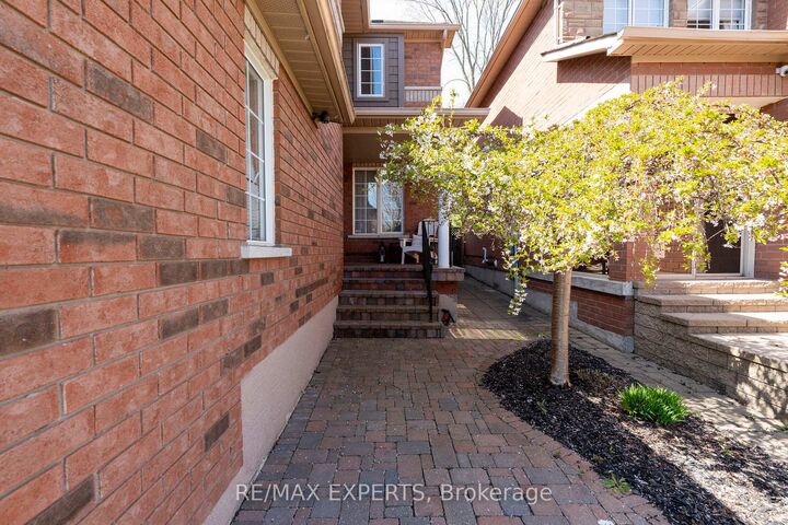 Property Photo:  28 Crestridge Drive  ON L7E 2T7 