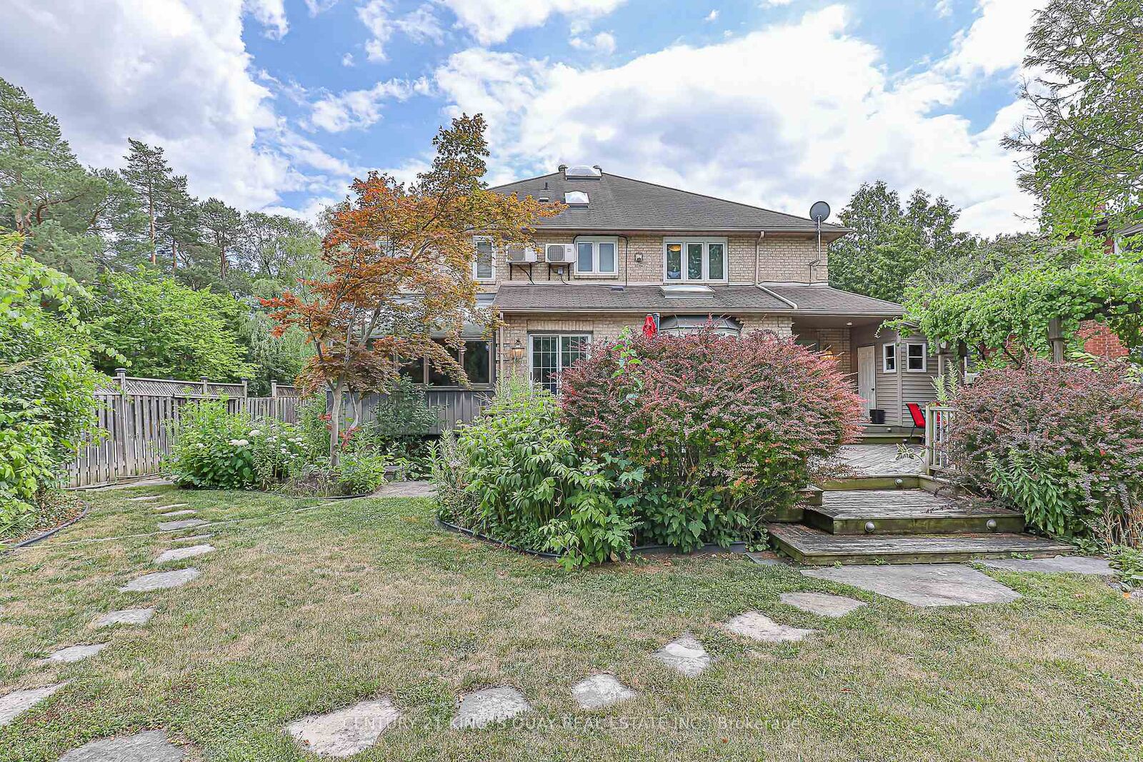 Photo de la propriété: 338 McKee Avenue ON M2N 4E5