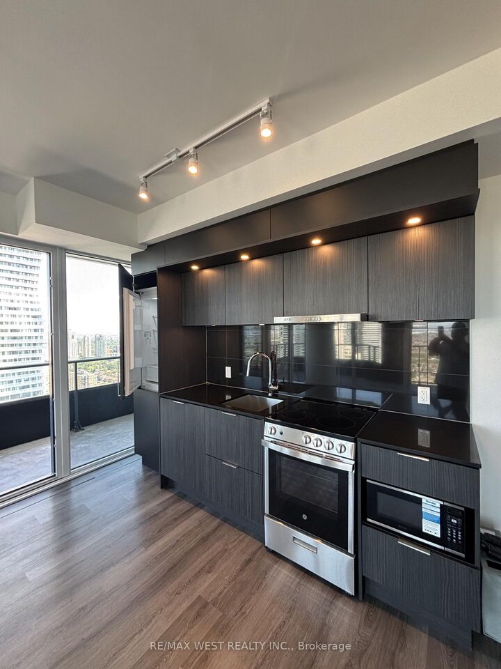 Property Photo:  448 Burnhamthorpe Road 3305  ON L5B 0R4 