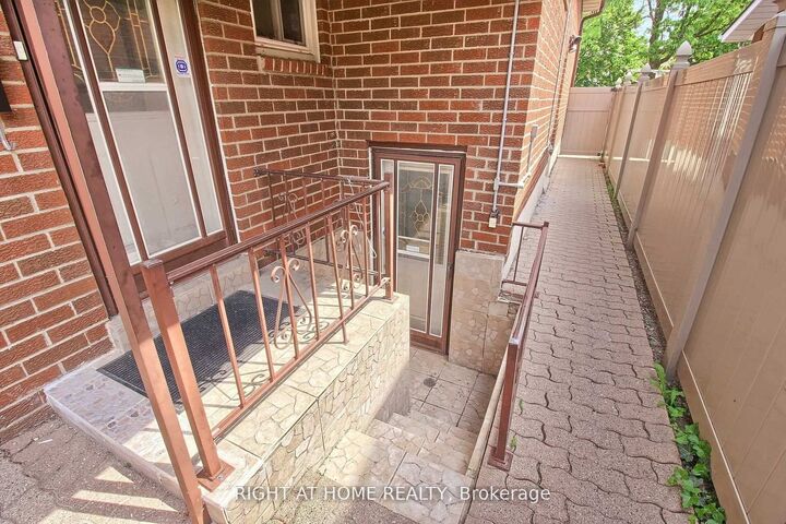 Property Photo: 37 Cherry Hills Road #02 ON L4K 1M2