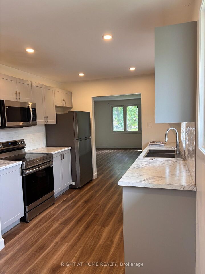 Property Photo:  52 Sumner Place  ON N5Z 3Z3 