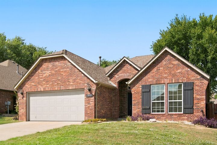 Property Photo:  1816 E Laredo Street  OK 74012 