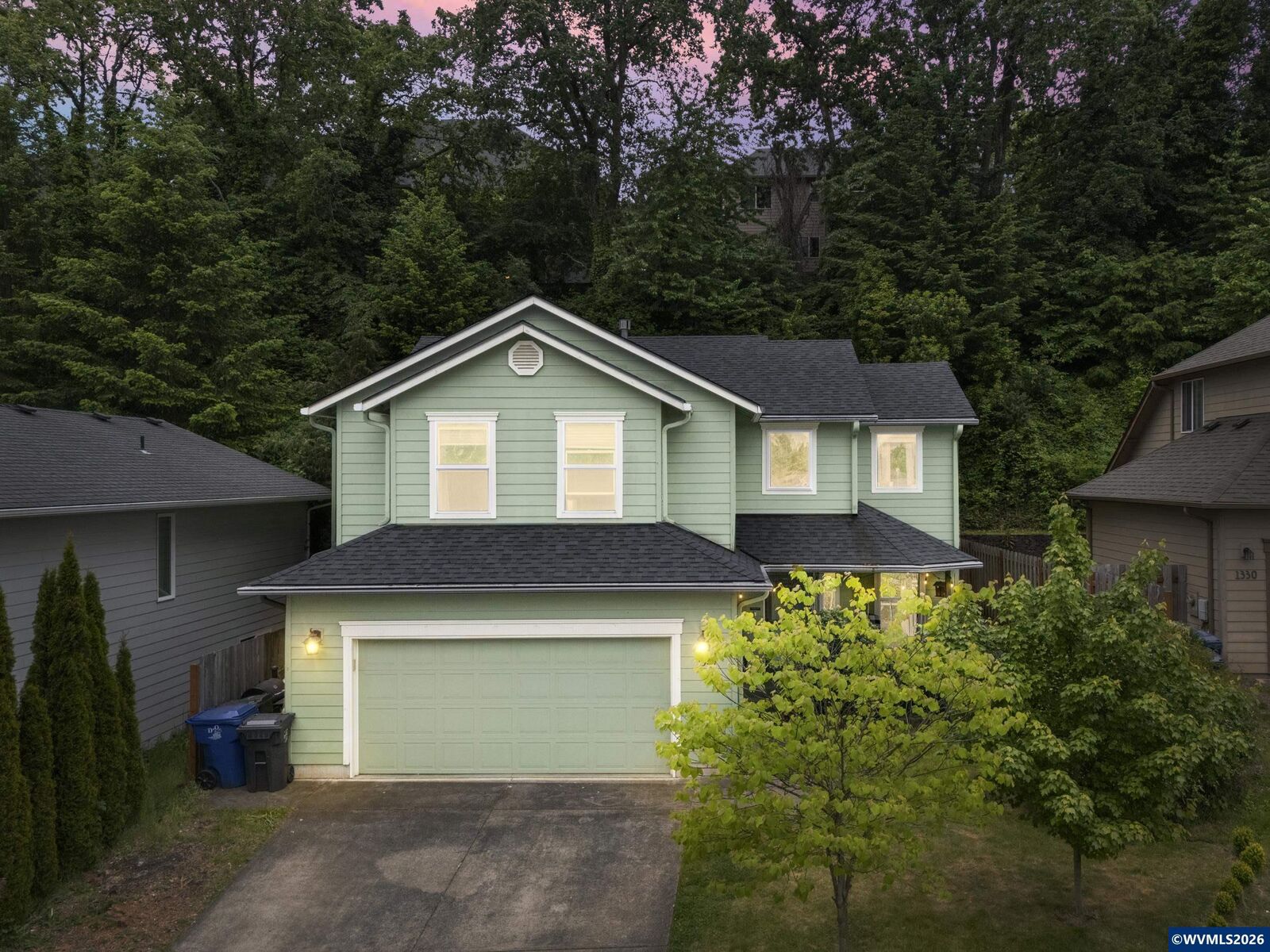Property Photo: 1340 Classico Ct SE OR 97306