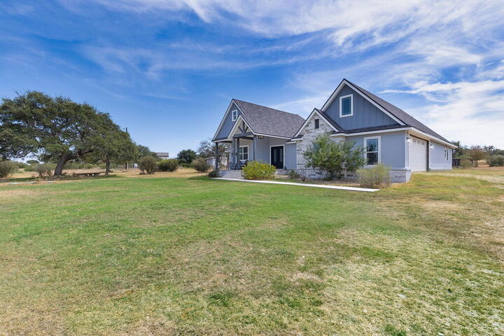Property Photo: 803 Comanche Ridge TX 78663