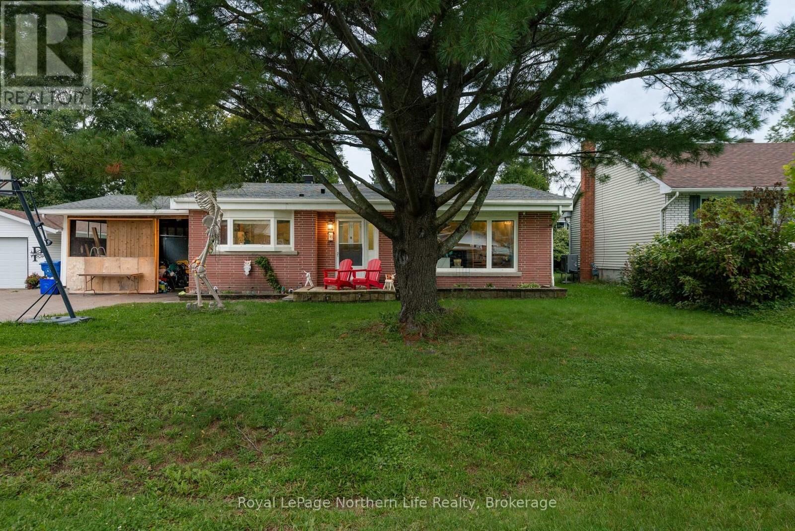 Property Photo:  763 Eastwood Avenue  ON P1B 7V4 