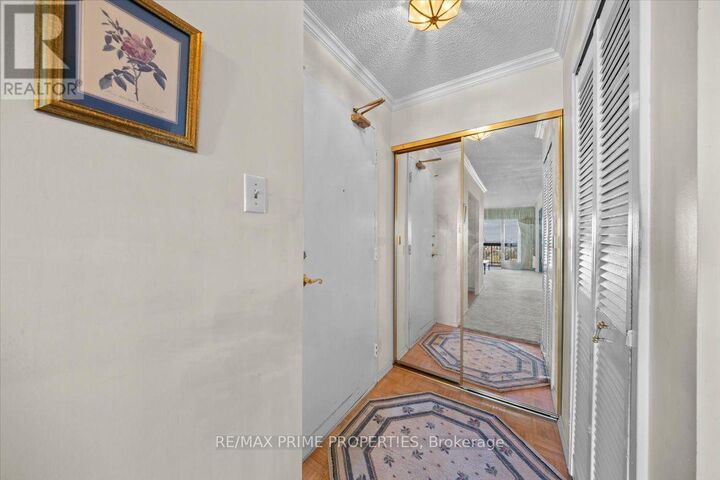 Property Photo: 158B McArthur Avenue 1807 ON K1L 8E7