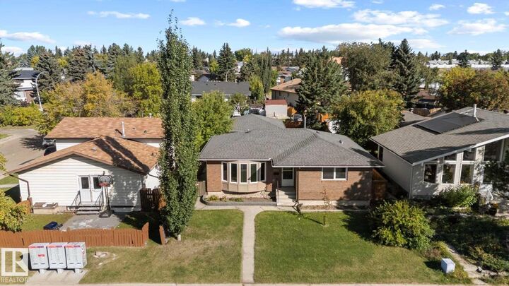 Property Photo:  6218 34A Avenue NW  AB T6L 1E4 