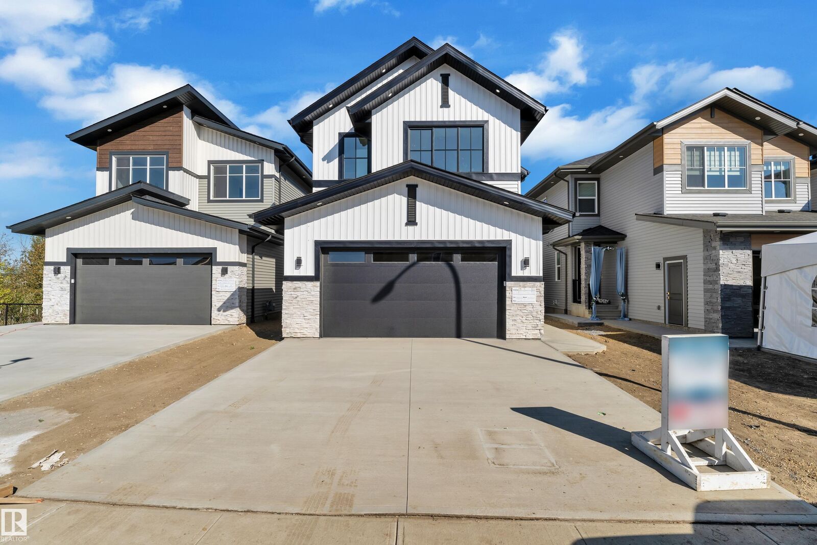 Property Photo:  3132 7 Avenue SW  AB T6X 3M4 