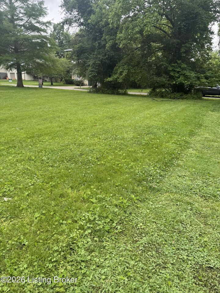 Property Photo:  911 W Riverside Dr  KY 40207 